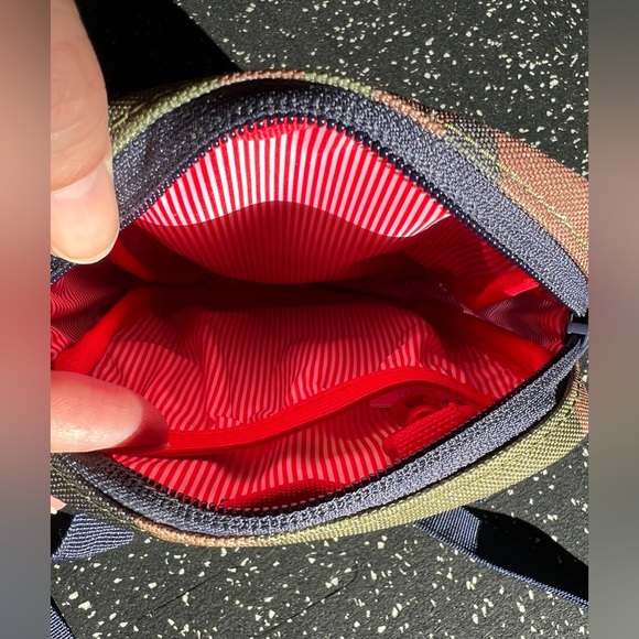 Hershel Supply Company Cruz Crossbody Shoulder Bag Camo and Navy - Picture 7 of 7